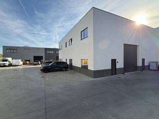 Uiterst goed gelegen magazijn van 205 m² met bijhorend 101 m² kantoor en 3 private parkeerplaatsen.Op slechts 500 m van de N60 en ca. 1,5 km van de...