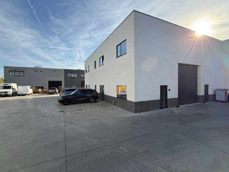 Recent magazijn met kantoorruimte – uitstekende ligging - foto 1