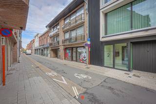 Vanuit deze centraal gelegen en perfect onderhouden studio ligt alles binnen handbereik: station Izegem op 150 meter, restaurants op 50...