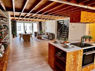 <p>Gezellig en instapklaar duplex appartement TE HUUR .<br />Combineert authentiek karakter met hedendaags wooncomfort. <br />Uitstekende ligging op wandelafstand van het station, winkels, scholen ,.....</p><p>Op de eerste verdieping geniet de woonst een ruime leefruimte met een gezellige open keuken waar een terras aan gekoppeld is, verder is er nog een toilet en berging . <br />De tweede verdieping heeft een lichtrijke gang die ons naar de 2 slaapkamers en de badkamer brengt. <br />De grootste slaapkamer beschikt over een open ingebouwde kast achter het bed, de 2de slaapkamer beschikt over een terras. <br />Op het gelijkvloers nog een extra berging.</p><p>Lichtarmaturen en gordijnen voorzien.</p><p>Interesse?<br />Vraag uw bezoek aan via onze website www.immodhondt.be </p>