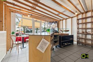Op een vlot bereikbare locatie langs de Alphonse Claeys-Bouüaertlaan in Mariakerke bevindt zich dit handelspand met een oppervlakte van ca. 85 m². <br /><br />Het pand is momenteel verhuurd en beschikt over een praktische indeling en een goede visibiliteit, wat het geschikt maakt voor diverse commerciële activiteiten of vrije beroepen. <br /><br />Daarnaast is het pand energiezuinig met een EPC-label B en werd de elektrische installatie conform gekeurd. De combinatie van de gunstige ligging, de bereikbaarheid en de kwalitatieve kenmerken maken dit een interessante eigendom met verschillende mogelijkheden. <br /><br />Wenst u meer info of een afspraak ter plaatse? Contacteer ons via 09 395 05 40 of verkoop@concept-home.be