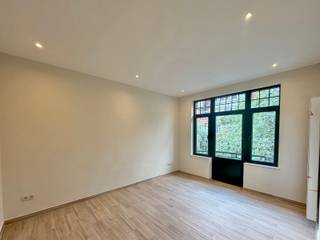 Vlak bij het Dudenpark en op een boogscheut van het Hoogte Honderdplein met al zijn winkels en openbaar vervoer, volledig gerenoveerde duplex op de 2e en 3e verdieping van een gebouw gelegen Oscar Van Goidtsenhovenlaan 83, bestaande uit een lichtrijke leefruimte, een nieuwe ingerichte keuken, twee slaapkamers en een moderne badkamer met douche in terrazzo. Individuele gasketel en privékelder vervolledigen het geheel.<br />Verzorgde hedendaagse afwerking, levendige en vlot bereikbare buurt.<br />Onmiddellijk beschikbaar.<br />Liefde op het eerste gezicht gegarandeerd!