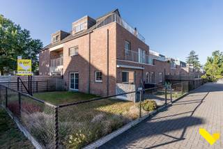 Instapklaar gelijkvloers appartement met ruim terras en tuin.We betreden dit appartementencomplex via de gemeenschappelijke ingang en gaan vervolgens...