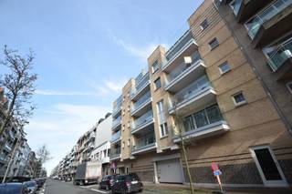 Parkeerplaats goed gelegen in de Leopoldlaan, in het centrum van Knokke. Mogelijkheid voor het parkeren van een wagen van max. 1m75 hoog.