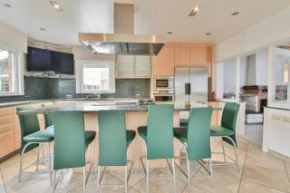 Halfopen woning met drie slaapkamers in Westkerke. Deze woning heeft drie slaapkamers, twee badkamers, twee leefruimtes, twee keukens, berging,...