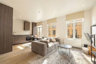 <p><span>Wonen aan het Zuidpark, met de stad altijd dichtbij</span></p><p><span>In de Lakenstraat woon je tussen het park en de Schelde. Een plek waar alles samenkomt: groen, stad en relax leven. Restaurants, cafés en musea liggen om de hoek, net als winkels en openbaar vervoer.<br />Op de derde verdieping ligt dit bemeubeld éénslaapkamerappartement. Comfortabel, verzorgd en met een afwerking die je meteen op je gemak stelt.</span></p><p><span>• Toplocatie op ’t Zuid<br />• Lichtrijke leefruimte met grote ramen<br />• Open keuken met strakke afwerking                                                                                                                 <br />• Bemeubeld en instapklaar<br />• 51 m² woonoppervlakte met praktische indeling</span></p><p><span>Eens je binnenkomt is er super veel lichtinval. Grote ramen zorgen voor een open gevoel en maken van de leefruimte een aangename plek om thuis te komen.</span></p><p><span>De open keuken is praktisch ingericht, met warme materialen die het geheel karakter geven. Alles zit waar het moet, zonder dat het druk oogt. Ideaal voor dagelijks gebruik, maar ook gewoon een fijne plek om even te blijven hangen.</span></p><p><span>De slaapkamer is afgescheiden met een glazen wand, wat zorgt voor een open gevoel zonder aan rust in te boeten. Aansluitend bevindt zich de badkamer met een mooie inloopdouche en een strak wastafelmeubel. Netjes afgewerkt, in lijn met de rest van het appartement.</span></p><p><span>Hier woon je met zicht op het park en de stad op wandelafstand. Meer heb je soms niet nodig.</span></p><p><span>Ontdek het zelf en plan je bezoek via www.sinjoor.be of 03 283 05 00</span></p>