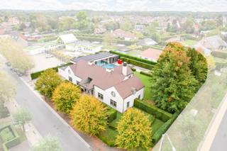 TOPGELEGEN in het VILLAPARK: exclusieve luxe-villa met zwembad en prachtige tuin zonder inkijk, op 1.617 m2.Aangelegd terras, oprit, omheinde tuin in...
