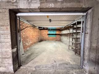 <p><span>Op een uitstekende en strategische locatie in Willebroek, vlak bij de <strong>A12</strong> en belangrijke invalswegen, bevindt zich deze ruime <strong>inpandige garagebox</strong> in Residentie Talmar II.</span></p><p><span>De garage biedt voldoende ruimte voor het veilig parkeren van een wagen en/of het opbergen van extra materiaal. Dankzij de inpandige ligging staat uw voertuig bovendien beschut tegen weersinvloeden. De garage wordt extra beveiligd door de <strong>gemeenschappelijke afgesloten inrijpoort</strong>, wat zorgt voor een veilige en afgesloten omgeving.</span></p><p><br /><span>Afmetingen:</span><br /><span>- Lengte: 6m</span><br /><span>- Breedte: 4m</span></p><p><span>Een ideale oplossing voor wie op zoek is naar een <strong>veilige, ruime en goed gelegen garagebox</strong> in Willebroek.</span></p>
