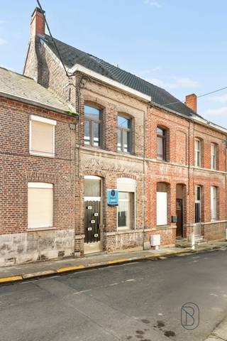 Perfect gelegen in het hart van het dorp Antoing, bestaat deze charmante rijwoning, die enkele opfrissingswerken vereist maar ideaal kan zijn...