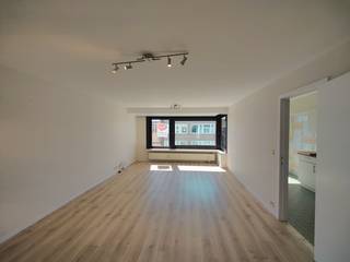 Op een toplocatie, op wandelafstand van Petit Paris, bevindt zich dit prachtig appartement op de bovenste verdieping van Residentie Permeke. Dankzij de hoge ligging geniet u hier van maximale lichtinval en een aangenaam gevoel van ruimte.<br />Bij het betreden van het appartement komt u in een ruime inkomhal met ingemaakte kasten, ideaal voor extra opbergruimte. De lichtrijke leefruimte sluit naadloos aan op een volledig uitgeruste, grote keuken met alle hedendaagse voorzieningen. Aansluitend is er een praktische, ruime berging.<br />Het appartement beschikt over twee slaapkamers: een royale master bedroom met aparte dressing en een tweede, kleinere slaapkamer die perfect kan dienen als logeerkamer, bureau of kinderkamer. De badkamer is uitgerust met een ligbad en douchegarnituur.<br />Buitenruimte is hier een absolute troef: vooraan bevindt zich een gezellig terras, terwijl u achteraan geniet van een groter terras met bijkomend berging.<br />Extra comfort wordt geboden door een privatieve kelderberging, een gemeenschappelijke fietsenberging en een lift in het gebouw. Via de kelder heeft u bovendien directe toegang tot de staanplaats in Parking Permeke om de hoek — deze privatieve parkeerplaats is inbegrepen in de huurprijs.<br />Onmiddellijk beschikbaar<br />Huurprijs:€860/maand + €50 voorschot algemene delen + €100 voorschot verwarming + koud/warm water<br />Bent u op zoek naar een ruim, instapklaar appartement met uitstekende ligging en alle comfort? Dan is dit pand zeker een bezoek waard!