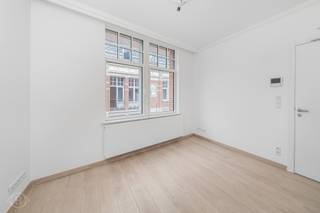 Met plezier presenteren wij deze charmante studio op de derde verdieping van Parijsstraat 3, gelegen op de hoek met de Brusselsestraat en midden in het levendige stadscentrum van Leuven. De hippe Parijsstraat biedt een uitstekende ligging met tal van horecazaken, Delhaize, ambachtelijke winkels zoals slagerij Rondou en viswinkel De Walvis, en de gezellige zaterdagmarkt vlakbij. De studio bevindt zich in een prachtig recent gerenoveerd gebouw met lift en beschikt over 31 m² woonoppervlakte. Binnen combineert de studio een authentieke uitstraling met hedendaags comfort, met een aangename leefruimte met parketvloer en plafondventilatoren met afstandsbediening. De moderne keuken is uitgerust met vier kookvuren, een combimicrogolfoven en een koelkast met vriesvak. Verder beschikt de studio over een authentieke badkamer en extra opbergruimte in de kelder via een afsluitbare kast met sleutel. De studio heeft EPC-label C (232 kWh/m²/jaar). De huurprijs bedraagt €850 per maand, aangevuld met €110 maandelijkse kosten voor onder meer het onderhoud van de lift, het wassen van de ramen en het onderhoud en kuisen van de gemeenschappelijke delen. Alle nutsvoorzieningen dienen afzonderlijk te worden afgesloten. Op ongeveer 150 meter is er bovendien de mogelijkheid om een parkeerplaats bij te huren. Vanaf 1 november beschikbaar, eventueel ook vroeger beschikbaar. Interesse? Contacteer ons via info@homies.be of bel 016 15 37 11.