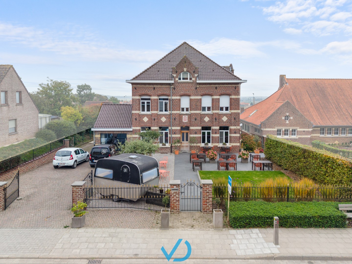 Uniek gerenoveerd erfgoedpand met restaurant, twee appartementen en prachtige tuin in hartje Nieuwkerke! - foto 1