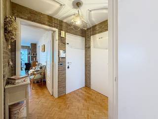 Te Lebbeke, Poststraat 25 hebben we op de tweede verdieping dit 2-slaapkamerappartement te koop. Het appartement beschikt over een inkomhal, een lichtrijke woonkamer, aparte, geïnstalleerde keuken, badkamer, apart toilet en terras met terrasberging.<br /><br /><u><strong>Troeven:</strong></u><br />- Lichtrijk appartement met mooi uitzicht.<br />- zeer centraal gelegen in de nabijheid van winkels, openbaar vervoer en woonkern.<br />- lage gemeenschappelijke kosten<br /><br /><br />Wens je meer info of een bezoek ter plaatse? contacteer Peggy: 0478/37.00.82 of peggy@berno.be.<br /> 