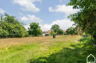 Ontdek deze grote kloeke woning in hartje van Zonnebeke op een perceel van 2.327m² zonder renovatieverplichtingen<br /><br />ONTDEK DE VASTGOEDVIDEO VIA DEZE LINK https://youtube.com/shorts/IOElixwQXuI<br /><br />Indeling;<br /><br />Glv: <br /><br />Inkomhal (12,5m²) - leefruimte met houtkachel (26,3m²) - uitgeruste keuken met dubbele spoelbak, vitro keramische kookplaat, heteluchtoven en frigo (23,5m²) - wasberging (5m²) - apart toilet met spoelbakje - garage met schuifpoort (19m²) (8m op 2,4m) - veranda (16m²) - terras (51,2m²) - tuin + weide (2.200 m²)<br /><br />Verdieping 1: <br /><br />Nachthal (6,1m²) - 3 slaapkamers (22m² - 20,1m² - 13m²) - badkamer met douchebad, toilet en enkel wasmbeubel (9m²)<br /><br />Verdieping 2: Zolder (42m²)<br /><br />Verdieping -1: Kelder (16,6m²)<br /><br />Extra: centrale verwarming - geen renovatieplicht - regenwater - overal rolluiken, conforme elektriciteit,...<br />