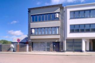 Zéér ruime én Karaktervolle Woning met 3 SLPK én tuin!Op zoek naar een woning met een zee aan ruimte, eindeloos potentieel en een topligging? Deze...