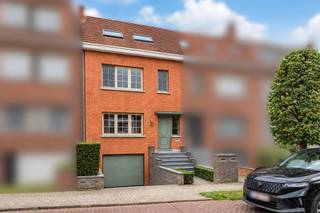 <p><span><strong>INSTAPKLARE WONING MET GARAGE EN RUIME TUIN TE KOOP <br /></strong></span><span>Bent u op zoek naar een instapklare woning in Schoten? Droomt u bovendien van een oprit, een ruime garage én een grote tuin?</span></p>
<p><span><strong>LOCATIE & OMGEVING<br /></strong></span><span><strong>Immo Point VANDAELE</strong> biedt deze alles omvattende woning aan.<br /></span><span><strong>Toplocatie:</strong> Op wandelafstand van zowel het Park van Schoten als het centrum.<br /></span><span><strong>Straat:</strong> Gelegen in een mooie straat met bomen én in een “zone 30.”<br /></span><span><strong>Fietsen: </strong> Van hieruit fietst u (via de vernieuwde en fietsvriendelijke Hoogmolenbrug) vlot naar Antwerpen.</span></p>
<p><span><strong>INDELING VAN DE WONING<br /></strong></span><span><strong>Garageverdieping <br /></strong></span><span><strong>Parking:</strong> Ruime inpandige garage ca. 45m² , met voorliggende oprit.<br /></span><span>Technische ruimte en bergruimte.</span></p>
<p><span><strong>Gelijkvloers <br /></strong></span><span>Inkomhal.<br /></span><span>Gastentoilet.<br /></span><span>Lichtrijke<strong> leefruimte ca. 40m</strong>², met gashaard.<br /></span><span>Handige <strong>open keuken.<br /></strong></span><span>Via een schuifraam kan u vanuit de leefruimte en keuken snel naar het terras en de tuin.</span></p>
<p><span><strong>1<sup>STE</sup> EN 2<sup>DE</sup> VERDIEPING<br /></strong></span><span><strong>Slaapkamers:</strong> 3 ruime slaapkamers (ca. 25m², ca. 15m², ca. 16m² groot).<br /></span><span><strong>Dressing:</strong> 2 dressings.<br /></span><span><strong>Sanitair:</strong> 1 badkamer.<br /><br /><strong>ENERGIE<br /></strong>De woning beschikt over <strong>10 zonnepanelen</strong>. Deze dragen bij tot een fraaie <strong>EPC - score "B".</strong> <br /><br /></span><span><strong>TUIN <br /></strong></span><span><strong>Grote tuin:</strong> Deze tuin is dieper dan de meeste tuinen in de straat en loopt achter in de breedte nog verder achter 2 naastliggende tuinen.<br /></span><span><strong>Privacy:</strong> De volwassen hagen en leibomen zorgen voor echte privacy.<br /></span><span><strong>Oriëntatie:</strong> De zuid gerichte tuin laat u toe maximaal te genieten van de zon.<br /><strong><br />KORTOM<br /></strong>* Gelegen op een <strong>toplocatie </strong>(nabij het Park van Schoten, nabij het centrum, in een "zone 30" straat,...).<br />* <strong>Instapklare </strong>en energiezuinige <strong>woning </strong>(EPC "B").<br />* <strong>Oprit</strong>, ruime <strong>garage </strong>en <strong>grote tuin</strong> aanwezig.<br /><br /><span><strong>BEWOONBARE OPPERVLAKTE</strong></span><br /><span>De vermelde “bewoonbare oppervlakte” is gebaseerd op de “bruikbare vloeroppervlakte” uit het EPC.</span> </span></p>