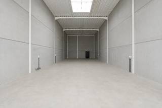 <br /><strong>Gelegen in het nieuwe KMO Park Decomey – Aalterpoort, rechtover BMW De Mey,</strong><br /><strong>Nieuwe bedrijfsunit met een bruto-oppervlakte van 187m² geschikt als atelier- of opslagruimte.</strong><br /><br />Uitstekende bereikbaarheid met directe aansluiting op de N44 richting Aalter E40 en de E34 Antwerpen-Knokke.<br />Deze unit is uitgerust met diverse extra’s.<br />Specificaties :<br />lengte 23,40m x breedte ca.8m<br />vrije hoogte ca. 6m50<br />vloer polibeton<br />lichtkoepels<br />sectionale poort<br />afzonderlijke toegangsdeur<br />meerdere extra stopcontacten verdeeld over de loods<br />drijfkracht voorzien<br />1 parkeerplaats vóór de unit<br /><br /><strong>er zijn 2 dergelijke units beschikbaar (U5 en U13)</strong><br /> <br />Financieel :<br />huurprijs per maand + 21% BTW, jaarlijks te indexeren<br />onroerende voorheffing ten laste van de huurder<br />gemeenschappelijke kosten site ten laste van de huurder<br />huurwaarborg 3 maanden huur<br />éénmalige kosten ten laste van de huurder :<br />- registratie huurcontract FOD Fin.<br />- 50% van de kosten plaatsbeschrijving<br /> <br />Beschikbaarheid : project in afwerkingsfase