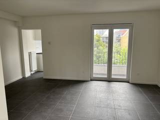 In dit kleinschalig appartementsgebouw (slechts 3 appartementen), vinden we op de tweede verdieping dit pas gerenoveerde appartement. De indeling is de volgende: leefruimte met eetplaats, aparte keuken met toestellen en aansluiting wasmachine. Hier is ook toegang tot het zonnige terras. Achteraan het appartement bevindt zich de badkamer met toilet, lavabo en douche. Vooraan is er een ruime slaapkamer en een aparte ruimte welke kan gebruikt worden als dressing of bureau. Dit knus appartement is voorzien van alles en biedt de perfecte thuis aan voor een alleenstaande of een koppel. Uitstekende ligging nabij openbaar vervoer, invalswegen, universiteit, grootwarenhuis, ... Onmiddellijk beschikbaar. Huurprijs 895 + 55 euro/m, samen 950 euro/maand. Aparte meters EGW zelf aan te sluiten bij leverancier naar keuze. De foto's met interieur werden gecreëerd door AI om een idee te geven van de inrichting. Het EPC zal ondertussen van C naar B gegaan zijn na de renovatie. Gelieve bij interesse te reageren op dit zoekertje (niet bellen), u zal dan worden gecontacteerd voor een bezoekmoment.