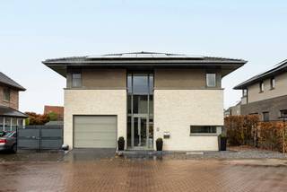 Op zoek naar een instapklare villa op een rustige ligging? Dan is deze woning zeker een bezoek waard. Deze villa van 2010 is gelegen in...