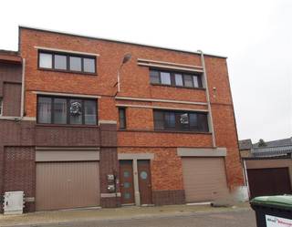 <p>Ben je op zoek naar een renovatieproject op een toplocatie? Dit te renoveren appartement in het hart van Aarschot bied je de kans om jouw eigen stempel te drukken en een thuis te creëren die volledig aan jouw wensen voldoet. Momenteel zijn het 2 appartementen die tot 1 geheel kan gemaakt worden.<br /><br />Belangrijkste kenmerken:<br /><br />Centrale ligging: Gelegen in het centrum van Aarschot, dichtbij winkels, scholen, restaurants en openbaar vervoer.<br />Renovatiepotentieel: Ideaal voor wie een project zoekt om een moderne en persoonlijke woonruimte te creëren.<br />Goede ligging: Perfect voor zowel starters als investeerders dankzij de uitstekende locatie met alle voorzieningen binnen handbereik.<br />Ruimte voor verbetering: Door de renovatie krijg je de mogelijkheid om waarde toe te voegen aan het appartement en het volledig naar jouw eigen smaak in te richten.<br /><br />Dit appartement biedt een unieke kans voor wie op zoek is naar een project in een gewilde buurt.<br /><br /><br /> </p>