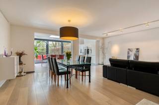 Indeling: <br /><br />Gelijkvloerse verdieping: <br />- inkomhal (11 m²)  <br />- leefruimte met open keuken (63 m²)  <br />- tweede leefruimte met open keuken 2 (30 m²)  <br />- ruime gang met plaats voor vestiairekasten <br />- badkamer 1 (6 m²) <br />- slaapkamer 1 (12 m²) <br />- garage (21 m²) <br />- terras (40 m²) <br />- onderhoudsvriendelijke tuin met tuinhuis <br /><br />Eerste verdieping: <br />- ruime nachthal <br />- slaapkamer 2 (18 m²) <br />- slaapkamer 3 (20 m²) <br />- badkamer 2 met inloopdouche, ligbad en dubbele wastafel (10 m²) <br />- apart toilet <br />- badkamer 3 (4,5 m²) <br />- dressing (8 m²) <br />- slaapkamer 4 (12 m²) <br /><br />Tweede verdieping: <br />- slaapkamer 5 (20 m²) <br />- berging 1 (12 m²) <br />- berging 2 (10,5 m²) <br />- berging 3 (5 m²)<br /><br />Troeven: <br />- oprit met plaats voor 4 wagens <br />- mogelijkheid tot uitoefenen van vrij beroep <br />- kruipkelder onder de volledige woning <br />- uitbouw van 2015 <br /><br />Bent u geïnteresseerd in deze kangoeroewoning te koop in Wilrijk? Aarzel dan niet om contact met ons op te nemen. Wenst u uw eigendom ook te koop of te huur te stellen? We helpen u graag verder. Steeds tot uw dienst om u verder te helpen met al uw vragen over vastgoed! <br /><br />Bestuursmaatregelen in het maatregelenregister: nee
