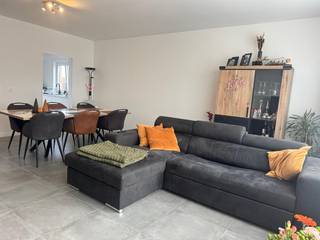 Dit recent gerenoveerd en ruim 2-slaapkamer appartement met terras en garagebox is gelegen in de rustige De Tomermaat te Brasschaat, op...