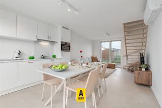 <h2><span>Te koop: Woning 7</span></h2><p><span>De Strandloper Bredene aan Zee</span><span><br /></span><span>±75 m² bewoonbaar | 3 slaapkamers | ZW-georiënteerde tuin</span></p><p><span>Een naar eigen smaak af te werken </span><span>gesloten </span><span>vakantiewoning in het recente kustproject </span><span>De Strandloper</span><span>.<br />Hier geniet je dagelijks van </span><span>rust, zee &amp; duinen</span><span> op wandelafstand van het strand.</span></p><h3><span>Volledig afgewerkt &amp; meteen instapklaar</span></h3><ul><li><span>75 m²</span><span> optimaal ingedeelde leefruimte</span></li><li><span>3 volwaardige slaapkamers</span><span> ideaal voor gezin &amp; verhuur</span></li><li><span>Zuidwest-georiënteerde tuin</span><span> zon &amp; privacy</span></li><li><span>Duurzame en energiezuinige technieken</span></li><li><span>Parkeerplaats</span><span> ( 15.000) niet in prijs inbegrepen</span></li><li><span>Uitstekende verhuurmarkt</span><span> in Bredene aan Zee</span></li><li><span>Topligging</span><span>: duinen &amp; strand vlakbij, winkels op wandelafstand</span></li></ul><p><span>Een zeldzame kans: </span><span>nieuw én strategisch gelegen</span><span>.</span></p><h3><span>Indeling &amp; afwerking</span></h3><ul><li><span>Lichtrijke </span><span>open leefruimte</span><span> met zicht op tuin</span></li><li><span>Moderne </span><span>volledig uitgeruste keuken</span></li><li><span>Strakke badkamer met:</span><ul><li><span>Hangtoilet</span></li><li><span>Douche in mineraalcomposiet + handdouche</span></li><li><span>Badkamermeubel + spiegel</span></li></ul></li><li><span>Warmtepomp lucht/lucht</span><span> + </span><span>warmtepompboiler</span></li><li><span>Zonnepanelen</span><span> voor lagere energiekosten</span></li><li><span>Duurzame, onderhoudsvriendelijke materialen</span></li><li><span>Individuele waterteller alles privé geregeld</span></li></ul><p><span>Hier woon je </span><span>comfortabel, zorgeloos en toekomstgericht</span><span>.</span></p><p><span>Bredene: natuur, rust &amp; bereikbaarheid</span></p><p><span>De ideale balans tussen vakantiegevoel en wooncomfort:</span></p><ul><li><span>Uitgestrekte duinen en strand als achtertuin</span></li><li><span>Veilig &amp; rustig domein</span></li><li><span>Horeca, winkels en recreatie </span><span>op wandelafstand</span></li></ul><p><span>Perfect als:<br />Tweede verblijf<br />Investering met hoog rendement<br />Gezinsvriendelijke kustuitvalsbasis<br />Parkeerplaats optioneel: </span><span>15.000</span><span>€</span></p><p><span> </span></p><p><span> </span></p><p><span> </span></p><p><span> </span></p><p><span> </span></p><p><span> </span></p>