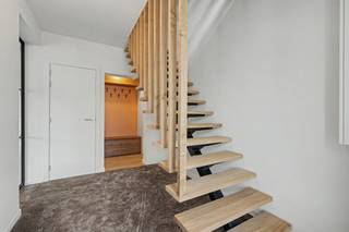 Te Lebbeke hebben we deze volledig gerenoveerde, hoogwaardig afgewerkte woning te koop, gunstig gelegen vlakbij station, kortbij de woonkern en grenzend aan het natuurgebied Hof ten Dijke/Heistergem. <br /><br />Via de inkomhal met gastentoilet en vestiaire krijg je toegang tot de lichtrijke leefruimte die in verbinding staat met de geïnstalleerde keuken rechtstreeks verbonden aan het gezellig terras. Op het gelijkvloers is er tevens een berging/technische ruimte.<br />De eerste verdieping voorziet in 2 ruime slaapkamers en een badkamer  met toilet. De tweede verdieping beschikt over een dressing, een derde slaapkamer met inbouwkasten en een bergzolder.<br />Een doorrit met toegang tot de afgesloten garage en gezellig terras maken het geheel compleet.<br /><br />Conforme elektrische keuring,10 zonnepanelen met verdeelde plaatsing voor een optimaal rendement en energielabel A geven je een zorgeloze start.<br />Kortom, een afgewerkte parel die kan aangekocht worden aan 2% registratierechten (onder voorwaarden).<br /><br />Werd je interesse geprikkeld en wens je meer info of een afspraak tijdens het bezoekmoment? contacteer Peggy: 0478/37.00.82 of peggy@berno.be<br /><br /> 