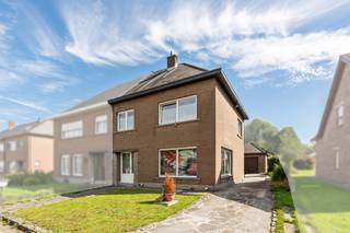 <p><strong>Te koop in Wolvertem: halfopen woning met 3 slaapkamers</strong></p><p><br /></p><p>Deze halfopen woning ligt in een rustige straat op wandelafstand van het centrum van Wolvertem. De woning beschikt over 3 slaapkamers en biedt heel wat uitbreidingspotentieel dankzij de ruime zolder, waar extra slaapkamers en een bijkomende badkamer kunnen worden ingericht. De kelder en garage met aparte zolder zorgen daarnaast voor bijzonder veel praktische opslagruimte. Winkels, scholen en openbaar vervoer bevinden zich vlakbij, met ook Meise, Merchtem, Londerzeel en Kapelle-op-den-Bos vlot bereikbaar.</p><p><br /></p><p><strong>Belangrijkste ruimtes:</strong></p><p>• Inkomhal</p><p>• Woonkamer</p><p>• Keuken</p><p>• Veranda</p><p>• 3 slaapkamers (17 m², 15 m² en 9 m²)</p><p>• Badkamer</p><p>• Ruime zolder met uitbreidingsmogelijkheden</p><p>• Kelder met veel opslagruimte</p><p>• Garage met aparte zolderruimte</p><p><br /></p><p><strong>Troeven:</strong></p><p>• Rustige ligging op wandelafstand van het centrum van Wolvertem</p><p>• Grote zolder met potentieel voor extra slaapkamers en een bijkomende badkamer</p><p>• Veel opslagruimte dankzij de kelder en garage met aparte zolder</p><p><br /></p><p><strong>Wens je een bezoek? Contacteer ERA LEUS &amp;amp; TOYE via 02/335.11.14 en plan een afspraak met Gilles Sato.</strong></p><p><br /></p><p><strong>JOUW DROOMHUIS. ZO GEVONDEN!</strong></p>