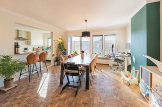 <p>Dit appartement is gelegen in een rustige en aangename wijk, nabij winkels, scholen, openbaar vervoer en belangrijke verbindingswegen. Ook het Fort met zijn gezellige zomerbar, de speeltuin en het kasteel bevinden zich op korte afstand.</p><p>Het appartement is gelegen op de tweede verdieping van een goed onderhouden gebouw met lift en beschikt over een zeer lichtrijke leefruimte met blokjesparket en een deels opengemaakte keuken. Verder zijn er twee slaapkamers, een badkamer met dubbel lavabomeubel en bad, een apart gastentoilet en een ruime, praktische berging. Het appartement is volledig voorzien van rolluiken en vliegenramen en beschikt daarnaast over een ruime kelderberging. Er is plaats voor zowel de wagen als fietsen in de gemeenschappelijke garage. Deze garageplaats is verplicht mee aan te kopen voor €10.000.</p><p>De gemeenschappelijke provisie bedraagt € 150 per maand en omvat onder andere de privatieve verwarming & water, werking en keuring lift, elektriciteit gemene delen, syndicus,... Daarnaast wordt er maandelijks € 110 gespaard voor het reservefonds.</p>
