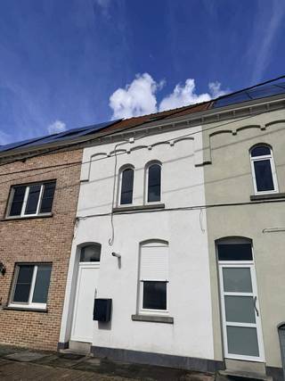 GRONDIG OP TE FRISSEN EENGEZINSWONING MET TUIN. Deze gesloten bebouwing staat in lint gebouwd met 3 andere woningen en bevindt zich aan de rand van...