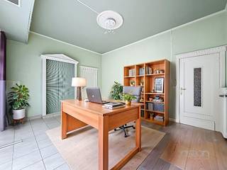 Vlakbij het centrum van Marke, maar toch in een rustige omgeving, bevindt zich deze verrassend ruime woning met tal van troeven.<br /><br />Vooraan was er een winkelruimte die perfect kan geïntegreerd worden in de woning of benut als praktijkruimte. Daarnaast is er een doorgang die kan dienen als garage of handige fietsenstalling.<br /><br />De leefruimte met open keuken vormt het hart van de woning en biedt een gezellige thuisbasis. Achteraan vindt u een wasplaats, berging en douchekamer. De zonnige tuin zorgt bovendien voor een ideale plek om te ontspannen.<br /><br />Op de eerste verdieping zijn er drie volwaardige slaapkamers en een badkamer. Een vaste trap leidt naar de zolder, waar extra kamers kunnen ingericht worden. Daarnaast beschikt de woning over een droge kelder.<br /><br />Troeven op een rijtje:<br />- Rustige ligging nabij het centrum van Marke<br />- Mogelijkheid tot integratie van winkel/praktijkruimte<br />- Gezellige leefruimte met open keuken<br />- Zongerichte tuin<br />- 3 slaapkamers + uitbreidingsmogelijkheid op zolder<br />- Garage/doorgang en droge kelder<br /><br />Deze woning biedt enorm veel potentieel voor wie op zoek is naar ruimte, rust én mogelijkheden!