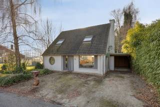 Ontdek deze charmante houtskeletbouw uit 1987, gelegen op de rustige Keierberg, waar het zeer rustig wonen is in de nabijheid van invalswegen...