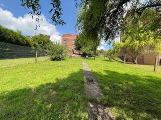 SOUS OPTION Braine le Château, jolie maison 3 façades classique proposant de beaux volumes et un formidable jardin. Situation très accessible...