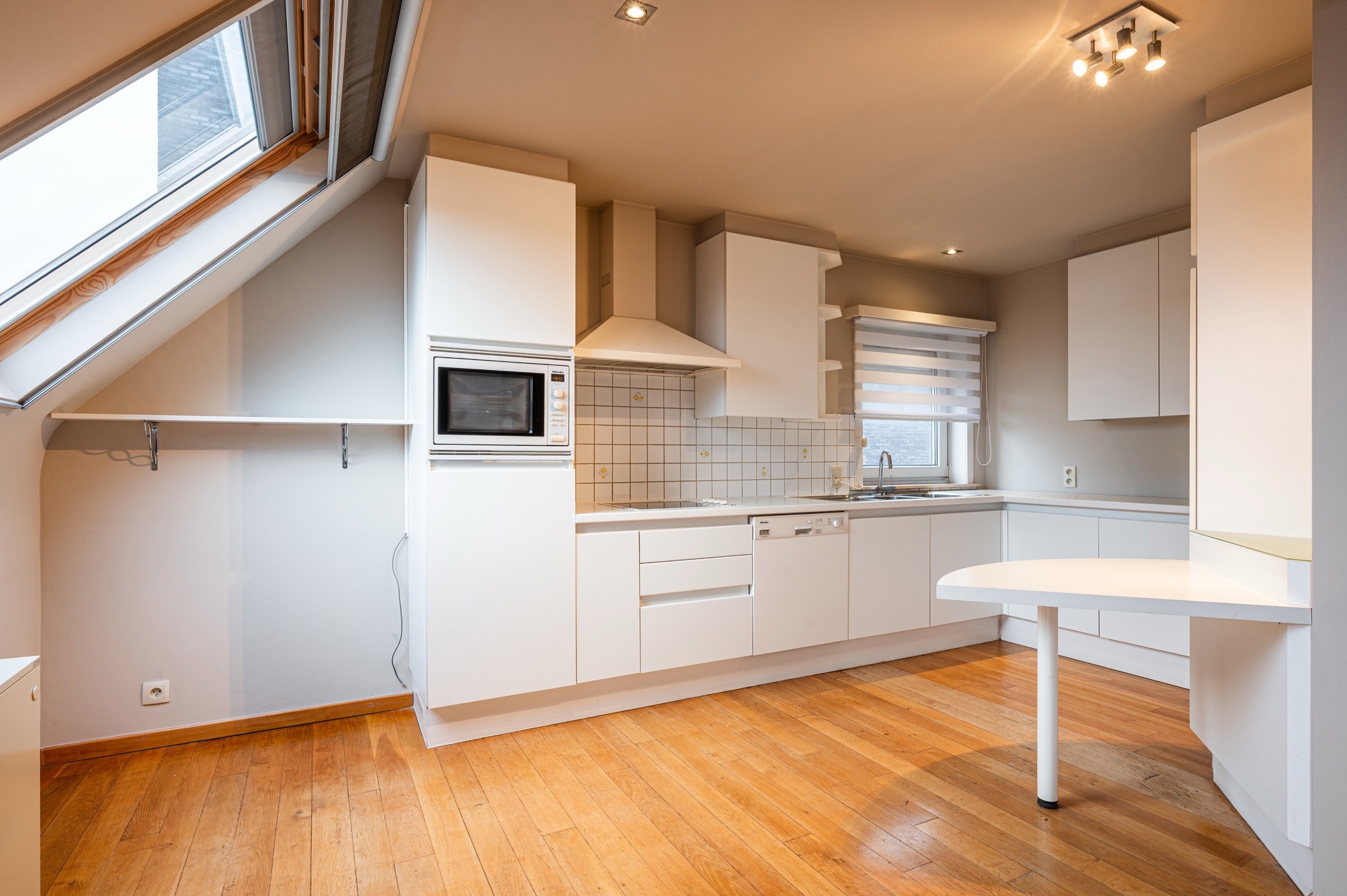 Instapklaar 2 slaapkamer appartement met garage in kleinschalig gebouw - foto 5