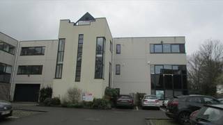 Comfortabele en lichte kantoren, flexibel in te delen. Ook te gebruiken als showroom. Gelegen vlakbij de Brusselse Ring en A12, openbaar vervoer...