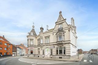 UNIEKE KANS. Prachtige HERENWONING met enorm veel potentieel (kantoren, praktijk, B&amp;B) voor mensen op zoek naar ruimte! Gelegen in het CENTRUM op een commerciële zichtlocatie. INDELING: inkom en wahtruimte, prachtige trappenhal, grote leefruimte, extra bureau, VOLLEDIG ONDERKELDERD, en op de 3 bovenliggende verdiepen enorm veel mogelijkheden qua ruimtes (kamers, kantoren,...). Laat u verrassen door deze karaktervolle eigendom en vraag nu uw bezoek aan: info@immobeguin.be