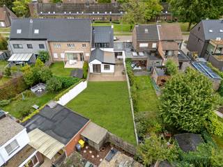 Op zoek naar een ruime, instapklare woning met een centrale ligging? Deze recent gerenoveerde woning biedt alles wat je nodig hebt voor comfortabel wonen.<br /><br />Bij binnenkomst betreed je de inkomhal die leidt naar de bijzonder ruime woonkamer. Vooraan de woning een bureel mooi af te sluiten via een glazen deur. Achteraan de woonkamer vind je de moderne keuken, volledig uitgerust met alle nodige inbouwapparatuur. Dankzij het schuifraam aan de keuken/woonkamer geniet je van een directe verbinding met de achtertuin, waardoor binnen en buiten naadloos in elkaar overlopen.<br /><br />Op het gelijkvloers bevindt zich tevens een apart toilet een een ruime berging/wasplaats met aansluitingen voor een was- en droogmachine. De garage, voorzien van een sectionaalpoort, biedt niet alleen parkeergelegenheid maar geeft ook directe toegang tot de tuin.<br /><br />Op de eerste verdieping vind je drie slaapkamers en een badkamer met bad, douche, toilet, handdoekdroger en wastafel. <br /><br />Buitengewone kenmerken:<br />* geen asbest aanwezig<br />* EPC-label: B<br />* conforme elektrische keuring<br />* de verkoper zal bij akte gras voorzien in de achtertuin