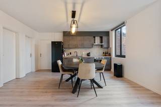 Deze rendabele opbrengsteigendom is strategisch gelegen in Genk en combineert commercieel potentieel met residentieel comfort. Het pand bestaat...