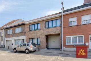 <p>Welkom in deze mooie woning in Teralfene. Deze goed onderhouden woning is ideaal voor wie op zoek is naar comfort en ruimte.</p><p>De woning heeft een bewoonbare oppervlakte van 208 m² en ligt op een perceel van 818 m².</p><p>Op het gelijkvloers vindt u de leefruimte, die open en lichtrijk is, met een gezellige zithoek en eetplaats die mooi in elkaar overlopen. De keuken is volledig ingericht en praktisch opgevat. Aansluitend vindt u een aanbouw waar zich de wasplaats, een apart toilet en een douchekamer bevinden.</p><p>Op de eerste verdieping vindt u een ruime slaapkamer met dressing en een vernieuwde badkamer, voorzien van een inloopdouche, toilet en dubbele lavabo. Ook is er een bureauplek en mogelijkheid om een derde slaapkamer te voorzien. De zolder is volledig ingericht als slaapkamer.</p><p>Verder beschikt de woning over een garage, ideaal voor uw wagen en extra opbergruimte.</p><p>Buiten geniet u van een overdekt terras waar u het hele jaar door kan ontspannen. De tuin biedt voldoende privacy en ruimte om er uw eigen invulling aan te geven.</p><p>Extra troeven: 10 zonnepanelen met thuisbatterij, centrale verwarming op gas, airco, alarm, …</p><p>Kortom, een aangename en praktische woning op een rustige ligging in Teralfene, waar u zich meteen thuis kan voelen.</p><p>Na ontvangst van de biedingen zal de verkoper beslissen of hij/zij de eigendom verkoopt aan het beste bod. De prijs is aldus niet bindend voor de verkoper.<br />Voor meer info kunt u ons contacteren op 053/70.23.67 of via info@derick.be. </p>