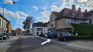 In het centrum gelegen bovengrondse parkingplaats.Er zijn 3 beschikbare parkingplaatsen naast mekaar te koop aan 13.900 euro/parkingplaats.Afmetingen...