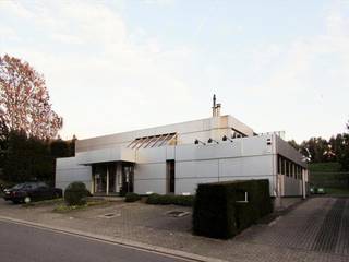 Immeuble des bureaux individuelle avec dépôts, situés à deux pas du Ring De Bruxelles. Très visible du Ring de Bruxelles au moyen de la publicité...