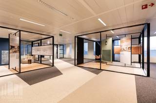 Uitstekend gelegen kantoorruimte te huur van 1.895 m² met <strong>topvisibiliteit</strong>. Het kantoorgebouw heeft een gunstige ligging op slechts 5 minuten van het <strong>treinstation </strong>Brussel Noord. De locatie garandeert een zeer vlotte bereikbaarheid met het openbaar vervoer maar ook met de wagen, de bedrijvige <strong>Louizalaan </strong>bevindt zich op korte afstand.<br /><br />De kwalitatieve ruimte maakt deel uit van het impressionant kantoorgebouw "<strong>Zenith</strong>". Het kantoor heeft een moderne en stijlvolle look met alle hedendaagse voorzieningen zoals led-verlichting en airconditioning. De kantoorruimte beschikt over <strong>multifunctionele en flexibele ruimtes</strong> met een combinatie van open en afzonderlijke burelen. Bovendien genieten het kantoor van veel natuurlijke <strong>lichtinval </strong>dankzij de grote raampartijen.<br /><br />Het kantoorgebouw beidt tal van <strong>exclusieve faciliteiten</strong> waaronder een receptie, verschillende vergaderruimtes, 24/7 security service, sociale ruimtes, een coffee corner en sportfaciliteiten. Een leuke troef is het <strong>dakterras </strong>met zicht op het stadspark. <br /><br />Tevens is er een fietsenstalling en een ondergrondse <strong>parking </strong>aanwezig. <strong>Verschillende oppervlaktes mogelijk</strong>. <strong>Onmiddellijk beschikbaar</strong>!<br /><br />Contacteer <strong>PANORAMA B2B</strong> voor meer informatie of een vrijblijvend plaatsbezoek<strong> 0477 09 00 09</strong>.
