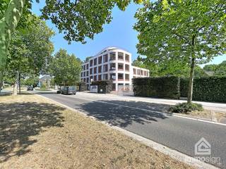 PLUSPUNTEN VAN HET PROJECT:<br />+ zongerichte oriëntatie<br />+ groene omgeving<br />+ grote terrassen<br />+ ruime appartementen<br />+ exclusiviteit ten top<br />+ energieneutraal<br />+ ventilatie D<br />+ warmtepomp lucht/water<br />+ vloerverwarming<br /><br />AANNEMERS:<br />+ keuken: Sleurs & Vangompel<br />+ badkamer: Facq<br />+ vloeren: 4D tegels<br /><br />DOWNLOAD: onder het tabblad downloads kan u alle plannen terugvinden, alsook het lastenboek.<br /><br />FINANCIERING:<br />Opgelet: voor woningen gelegen in België zijn enkel Belgische hypotheken mogelijk. Maak tijdig een afspraak zodat u zich op voorhand kan bevragen over de mogelijkheden.<br />Kandidaat-kopers die hun financiële plaatje al hebben voorbereid, wekken altijd meer vertrouwen.<br /><br />SUCCESVOL VERKOPEN?<br />Dankzij succesvolle transacties zijn wij steeds op zoek naar nieuw aanbod. Overweegt u te verkopen of te verhuren? Informeer vrijblijvend naar onze werkwijze.<br /><br />HOUD ME OP DE HOOGTE:<br />Niet gevonden wat u zocht? Schrijf u gratis in op onze website zodat u vrijblijvend op de hoogte wordt gebracht van nieuw aanbod: https://www.immosign-plus.be/nl/hou-me-op-de-hoogte/<br /><br />Wilt u graag meer weten over deze instapklare luxueuze appartementen? Contacteer ons dan voor vrijblijvende info op +32 89 87 03 67 of elke@immosign-plus.be. Tot binnenkort?