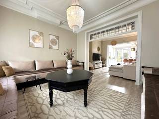 Deze grote BURGERWONING is pal in het centrum van Ronse gelegen, nabij Grote Markt, scholen, winkels en openbaar vervoer. INDELING: ruime inkom...