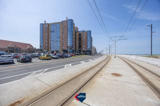 Droomt u van wonen aan zee met een adembenemend uitzicht? Dan is dit gerenoveerde appartement met 1 slaapkamer op de tweede verdieping van Residentie Hydro Palace in Oostende-Mariakerke precies wat u zoekt. Van zodra u de leefruimte binnenkomt, wordt uw aandacht getrokken door het prachtige frontale zeezicht. Hier geniet u elke dag van de rust van de Noordzee, indrukwekkende zonsondergangen en een uniek vakantiegevoel, het hele jaar door. De leefruimte sluit perfect aan op de open keuken. Verder beschikt het appartement over één comfortabele slaapkamer en een stijlvolle badkamer. Er is een kelder inbegrepen en optioneel kan een garagebox gekocht worden in het gebouw. Contacteer ons vandaag nog voor meer informatie of een bezoek en ontdek zelf de charme van dit leuke appartement.