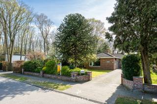 Rustig wonen in het groen met vlotte bereikbaarheid<br />In een bijzonder rustige en groene omgeving te Assebroek bevindt zich deze charmante bungalow, ook gekend als “Sunnyfarm”, op een mooi perceel van 871 m². Dankzij de zuidwestoriëntatie geniet u hier volop van zon en licht, zowel in de woning als in de tuin.<br />De ligging is een absolute troef: vlakbij het Ryckeveldebos, op wandelafstand van openbaar vervoer en een basisschool, en op slechts 10 minuten van het centrum van Brugge en het station. Een zeer gegeerde en vlot bereikbare locatie.<br />Aangename woning met 3 slaapkamers:
Met een bewoonbare oppervlakte van 173 m² biedt deze woning een praktische en comfortabele indeling met 3 volwaardige slaapkamers.
De leefruimtes vormen een warme basis met veel lichtinval en bieden tal van mogelijkheden om deze verder naar eigen smaak in te richten.<br />Sterke basis met renovatiepotentieel:
De woning werd gebouwd in 1960 en onderging reeds een renovatie in 1981-1982.
Hierdoor beschikt de woning vandaag al over een degelijke basis, die u verder kan optimaliseren en aanpassen aan de hedendaagse woonnormen en uw persoonlijke smaak.<br />Genieten van ruimte en buitenleven:
De woning beschikt over een aangename voor- en achtertuin, waar u in alle rust kan genieten van het buitenleven, omringd door groen en met een ideale zonoriëntatie.<br />Daarnaast beschikt de woning over:
• Een oprit met parkeermogelijkheid
• Een inpandige garage
• Een praktische wasruimte<br />Een unieke kans voor wie ruimte en potentieel zoekt.
Deze bungalow is ideaal voor wie op zoek is naar een rustige ligging, een ruim perceel en de mogelijkheid om een woning volledig naar eigen hand te zetten.<br />Contacteer ons vandaag nog om een bezoek in te plannen.