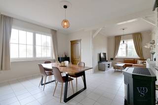 Deze instapklare woning biedt comfort en functionaliteit.<br />Via de voordeur komt u binnen in de inkomhal, die enerzijds toegang geeft tot de leefruimte en anderzijds tot de praktische kelder. Het gelijkvloers omvat verder een keuken, badkamer, apart toilet en veranda. <br /><br />Op de eerste verdieping bevinden zich een ruime slaapkamer met ingebouwde kast en een tweede kamer die kan dienen als slaapkamer, hobbykamer of bureau. De geïsoleerde zolder is bereikbaar via een zolderluik en geniet van natuurlijk licht.<br /><br />De woning beschikt over een ruime garage met carport en voldoende parkeermogelijkheden op de oprit, toegankelijk via de geautomatiseerde poort. Achter de garage bevindt zich nog een groenzone.<br /><br />O.a.: <br />- Geen renovatieverplichting <br />- Conforme elektrische keuring.