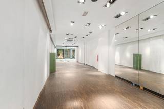 Langs de Ooststraat te Roeselare vinden we dit ruim winkelpand met bijhorende woning terug. Gelegen langs de drukste winkelstraat van Roeselare is dit de beste locatie om wonen en werken te combineren. 
<ul>
	<li>winkelruimte toegankelijk via de Ooststraat</li>
	<li>Epc label C voor winkel, E voor woning</li>
	<li>aparte toegang tot de woning</li>
	<li>ruime woning met achterliggende tuin</li>
	<li>6 slaapkamers</li>
	<li>stedenbouwkundige inlichtingen in aanvraag</li>
</ul>
Momenteel vrij van huur.<br />Interesse? geef een seintje voor meer info of een bezoek.