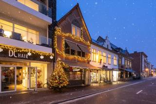 In het hartje van Mol (Rondplein) treffen we deze prachtige eigendom. Het pand beschikt over een handelsgelijkvloers met buitenruimte...